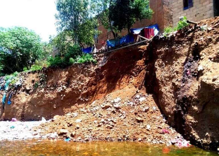 السيول والانهيارات تقتل المواطنين في المناطق الجبلية