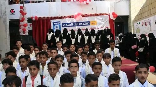 تعز.. فتاة ريفية تؤسس مركز تدريب وتستوعب الآلاف