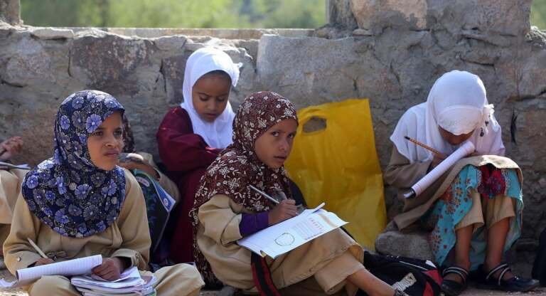 كيف يكافح طلاب الريف لمواصلة تعليمهم؟