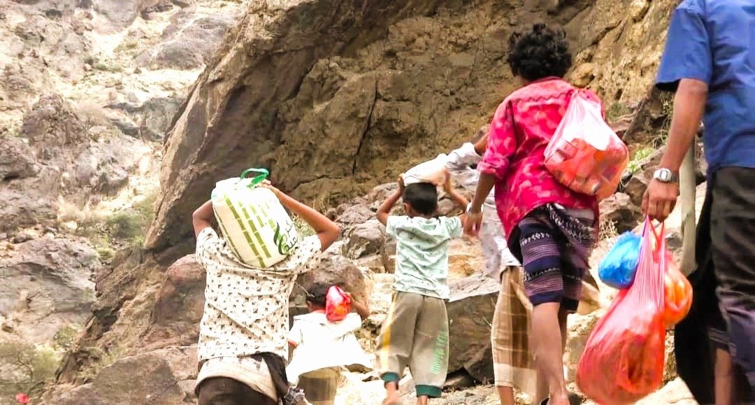 قرية الْلصَبَةِ لحج: المرضى يموتون على الأكتاف