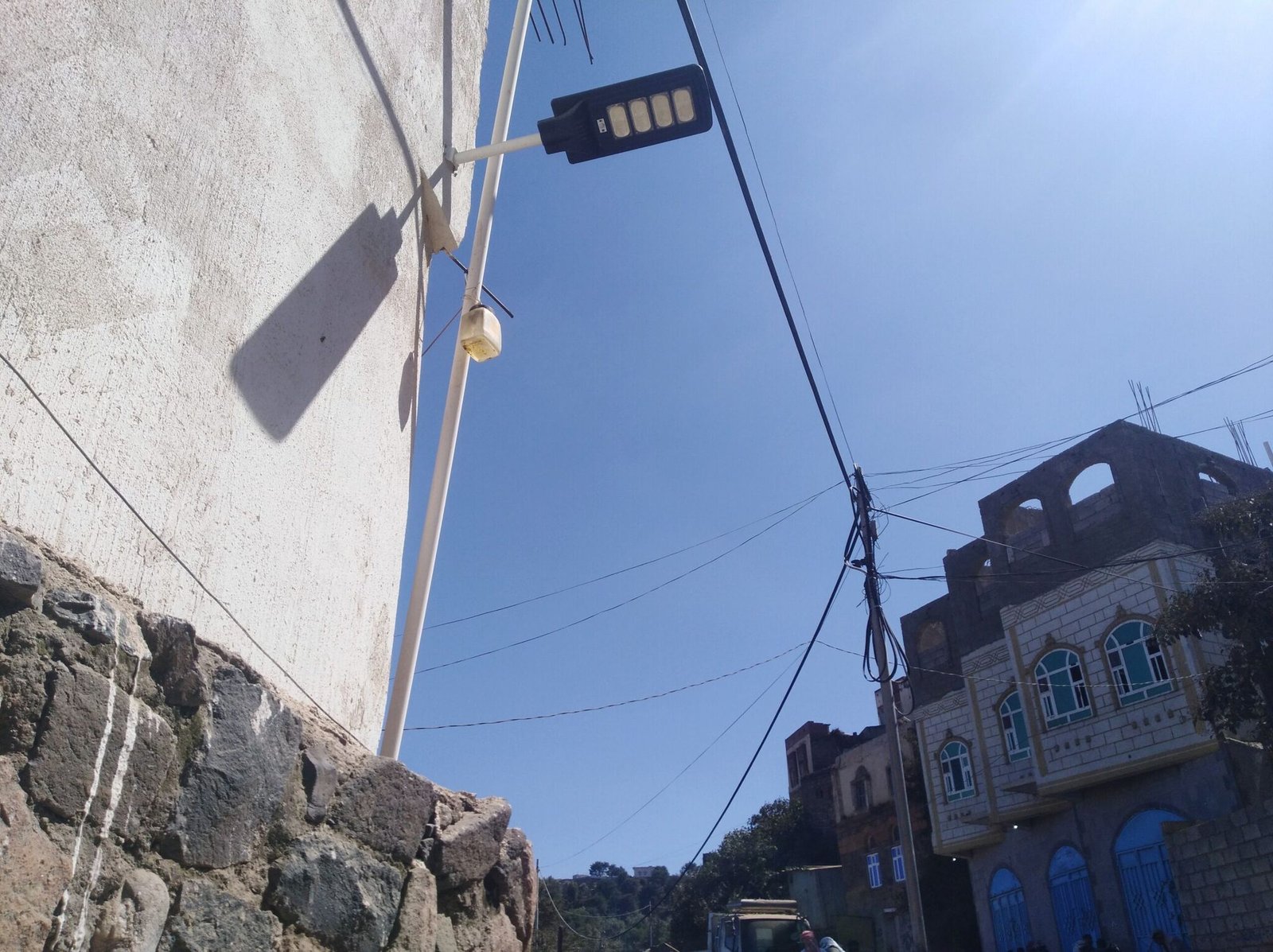 مبادرة شاب تُنير أَزِقَّة قرية بالطاقة الشمسية