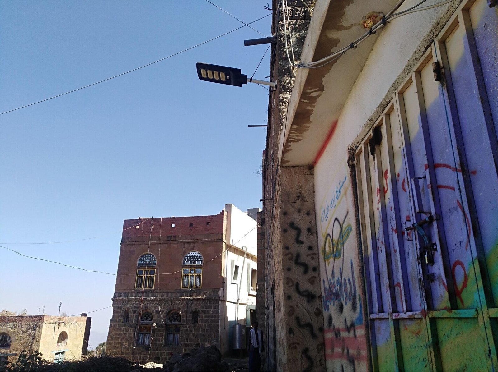 مبادرة شاب تُنير أَزِقَّة قرية بالطاقة الشمسية