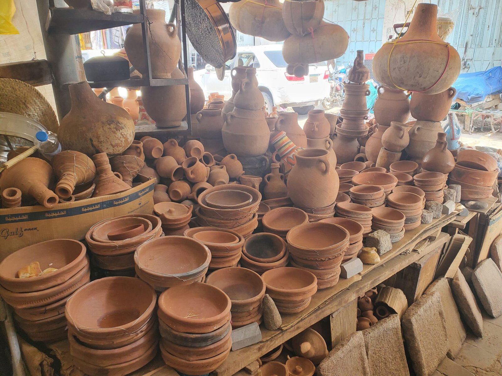 صناعة الأواني الفخارية حِرْفَة يمنية تقاوم الكساد
