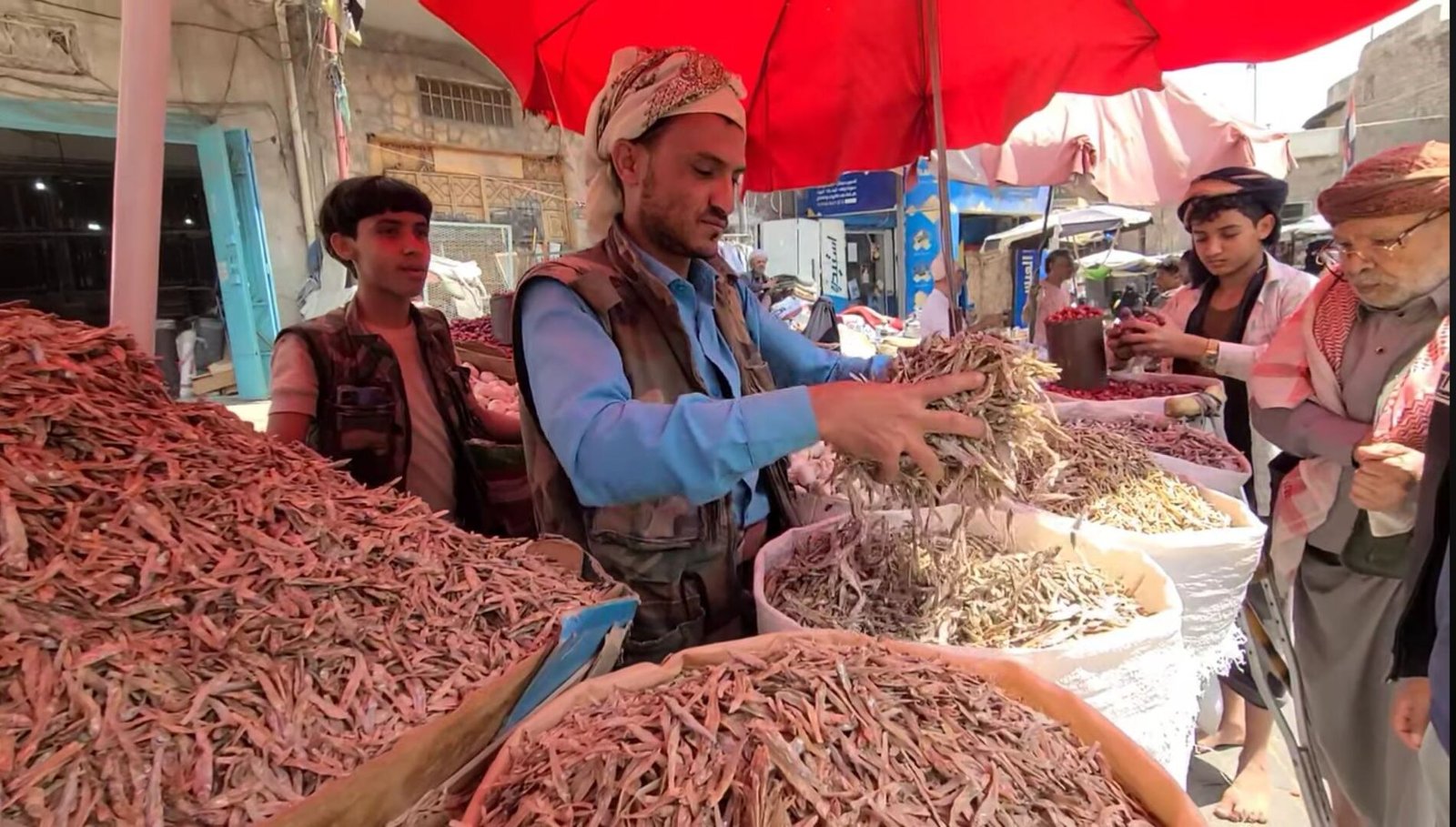 الوَزِف.. السمك المجفف المُفضل بمائدة سكان تعز