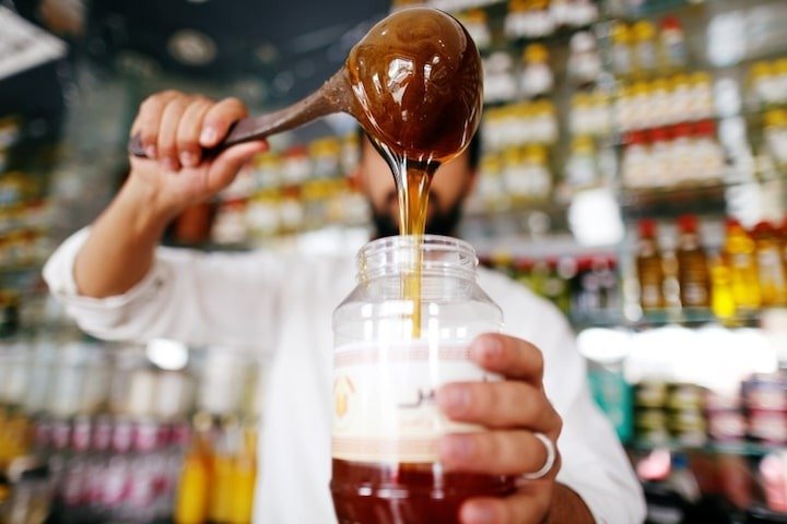 العسل اليمني يحصد جائزتين رفيعتين في باريس