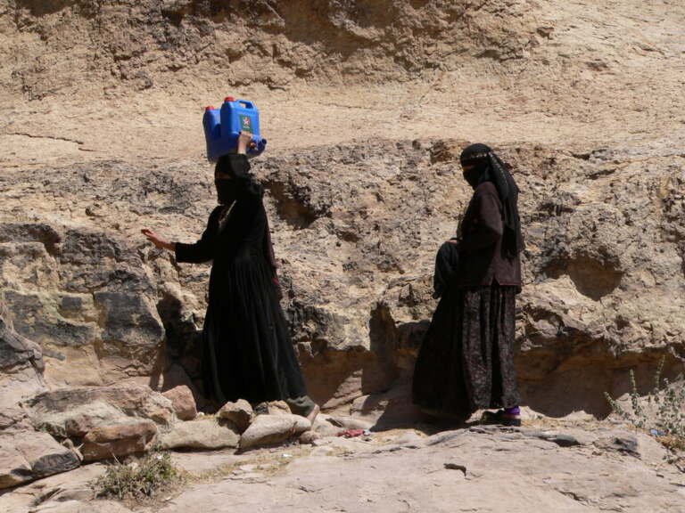 نساء الضالع.. الموت غرقاً في الحواجز المائية