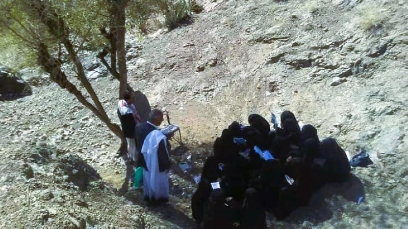 ريف تعز: مبادرة تنقل 500 طالبة من تحت الأشجار للفصول