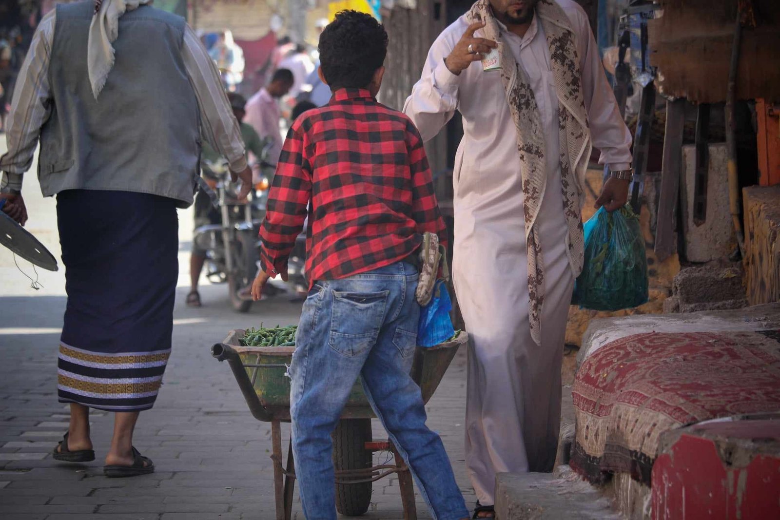 أطفال الريف في اليمن.. أحلام مُثقلة بأعباء الكبار