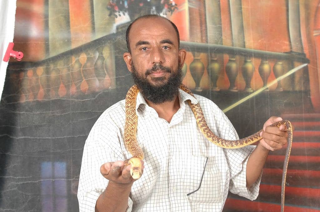 حضرموت: "إبراهيم باسلم" مغامر بين أنياب الثعابين