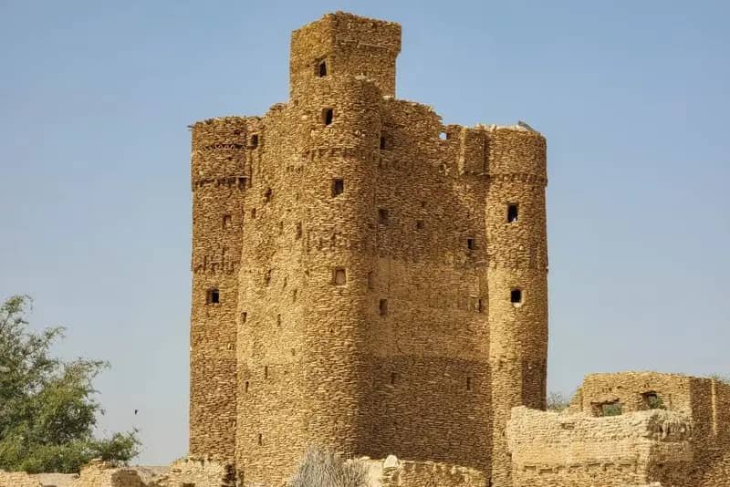 حصون وقلاع شبوة: إرث الأجداد وعبقرية التاريخ
