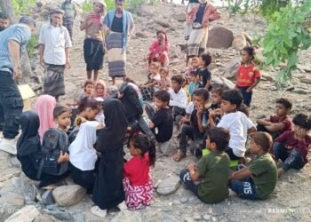 طلاب الفَشْلَة بأبين.. حين يصبح الظل فصلًا دراسيًا