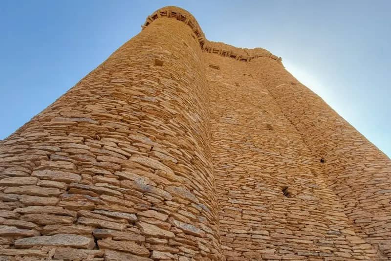 حصون وقلاع شبوة: إرث الأجداد وعبقرية التاريخ