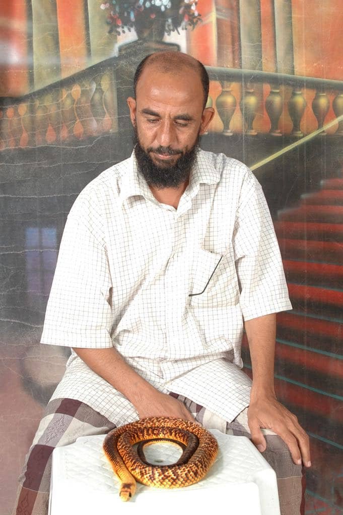 إبراهيم باسلم... مغامر بين أنياب الثعابين