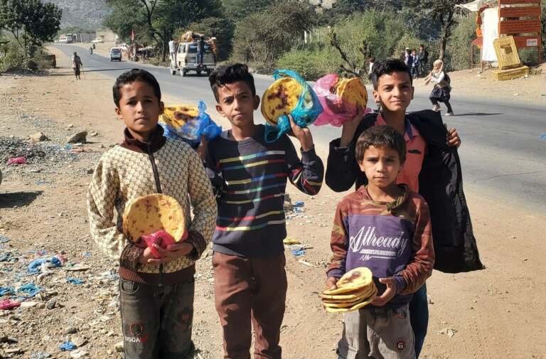 أطفال ريف تعز.. حين يصبح الخبز أملًا للحياة