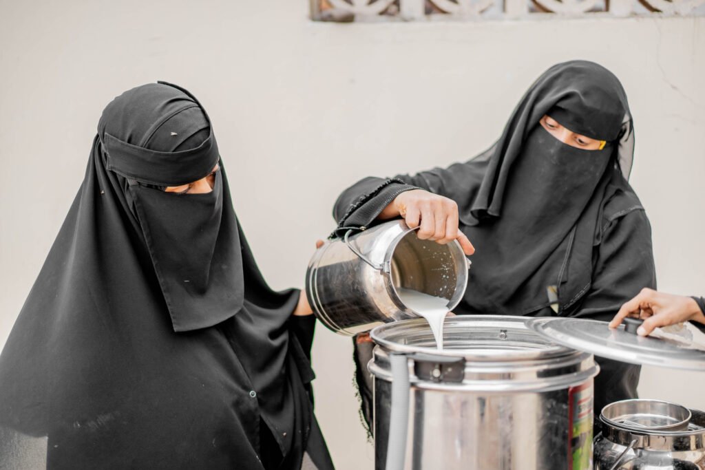 حليب الأبقار.. طوق نجاة الأسر الريفية في الحديدة