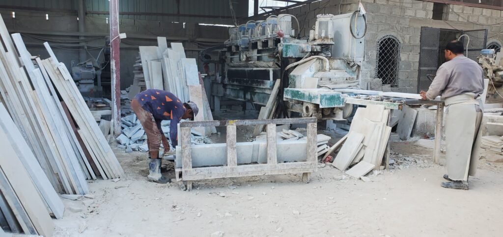 عمال الأحجار بمأرب:مشقة مضاعفة بأجر زهيد