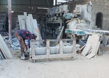 عمال الأحجار بمأرب:مشقة مضاعفة بأجر زهيد