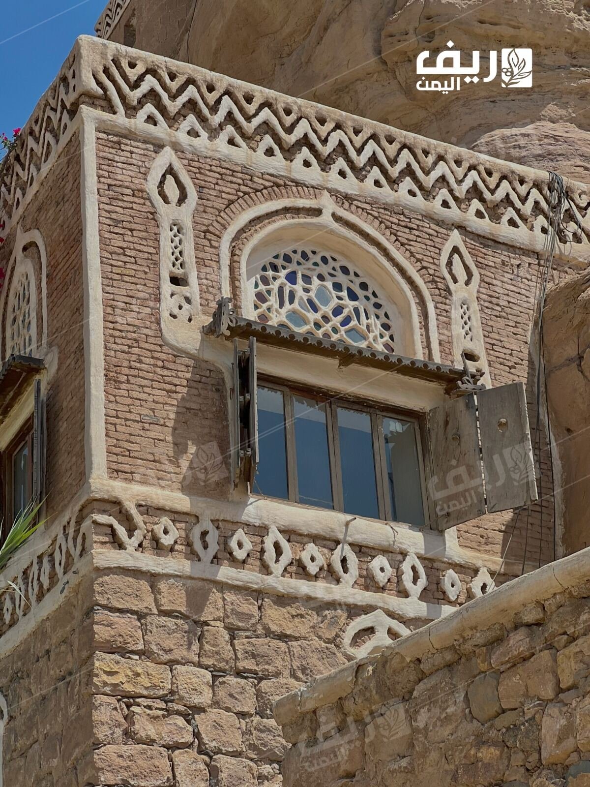 دار الحجر: تحفة معمارية فوق صخرة يتحدى الزمن