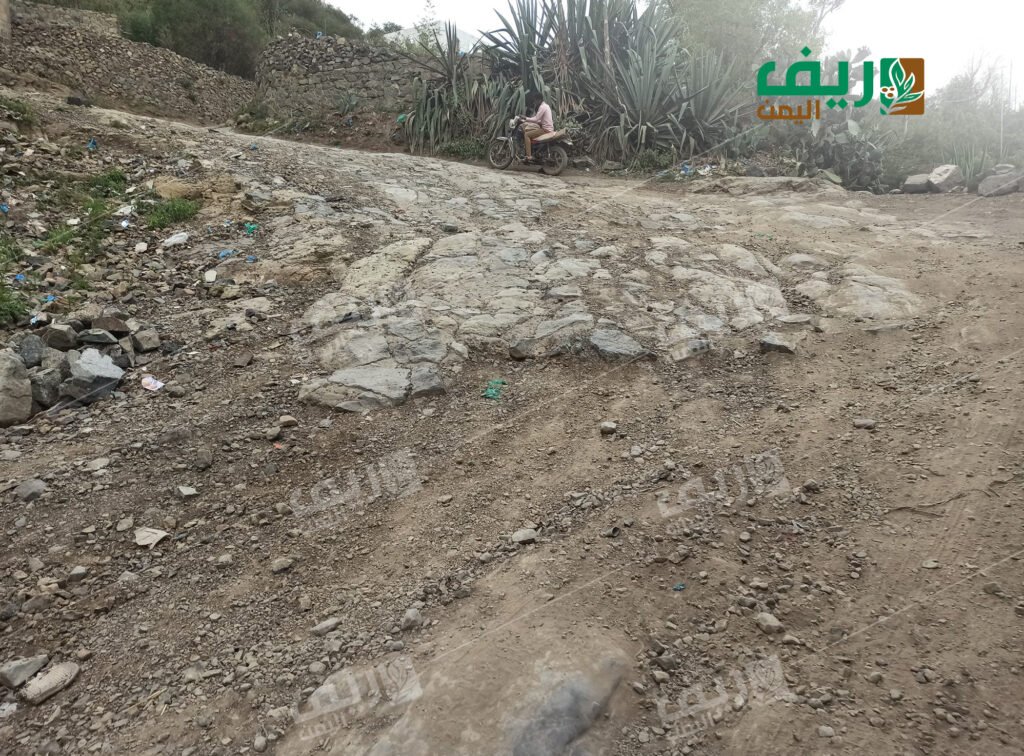 بني يوسف.. طريق وعر يحاصر الأهالي ومبادرة تفتح الأمل