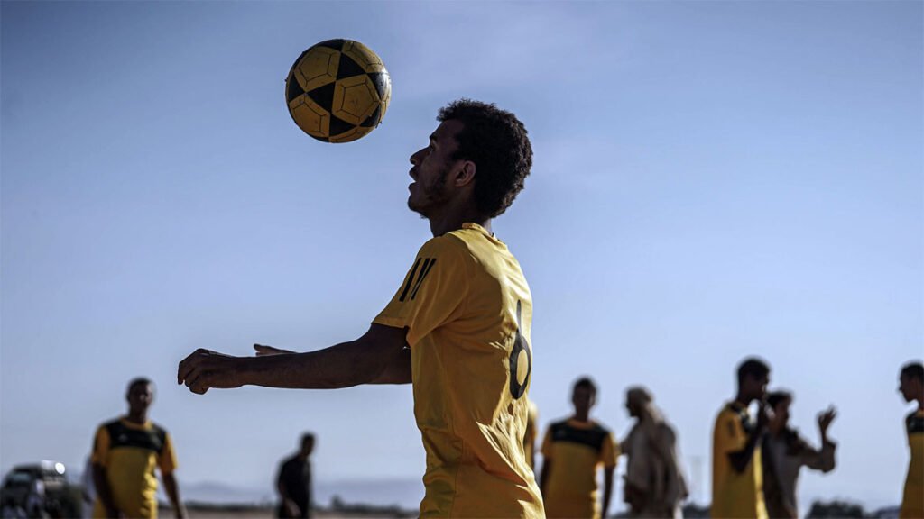 كرة القدم تنعش حياة النازحين في الصحراء