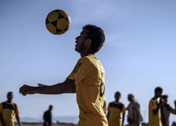 كرة القدم تنعش حياة النازحين في الصحراء
