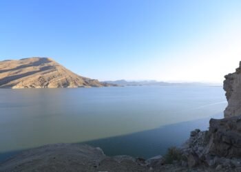 يقع سد مأرب (الحديث) في وادي ذنة بين جبلي البلق الشمالي والأوسط، ويُعدّ من أكبر الحواجز المائية في اليمن، حيث يمثل امتداداً حديثاً لسد مأرب التاريخي، أحد أقدم مشاريع الري في العالم، الذي أسهم منذ مطلع الألفية الأولى قبل الميلاد في تحويل مأرب إلى واحة زراعية مزدهرة في جنوب الجزيرة العربية.