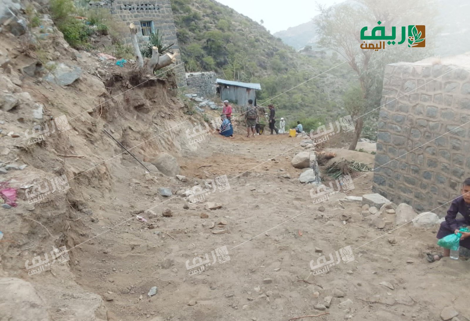 تعز.. طريق الدمنة في جبل حبشي حلم بدأ يتحقق