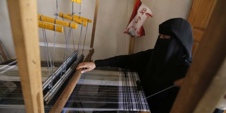 النساء وحياكة المعاوز: تراث ينسج بخيوط الكفاح