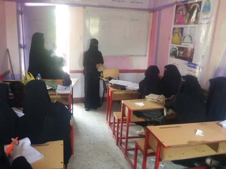 إغلاق مراكز محو الأمية يبدد أحلام نساء معافر تعز بالتعلم