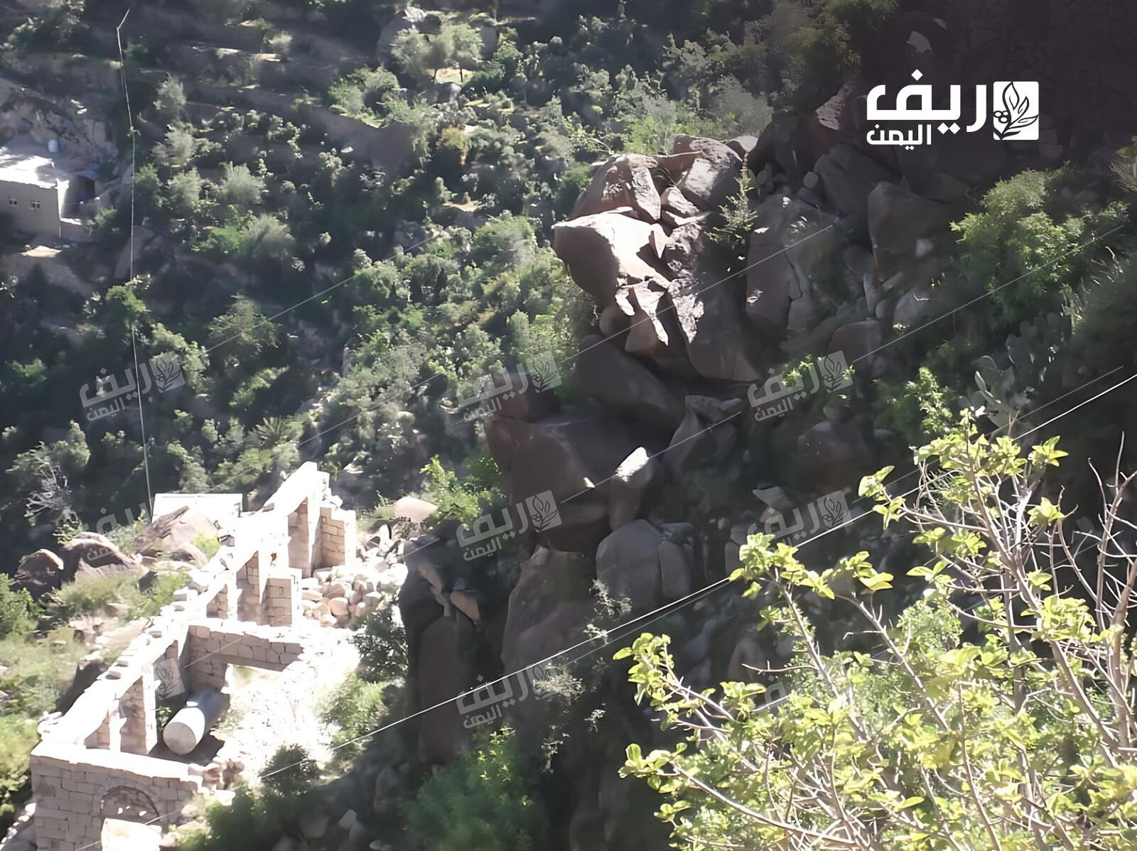 طريق جبل صبر.. شريان حياة تحت مقصلة الصخور