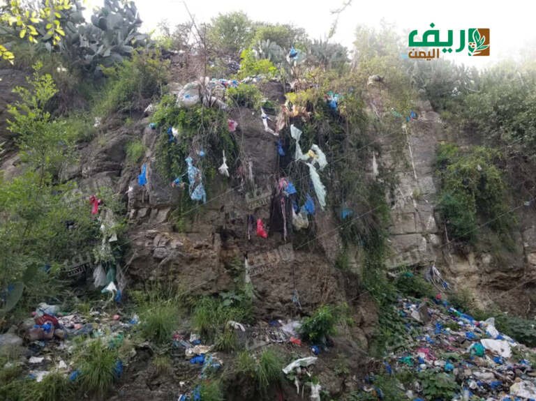 تراكم النفايات في ريف تعز.. كارثة بيئية وصحية تهدد السكان والزراعة
