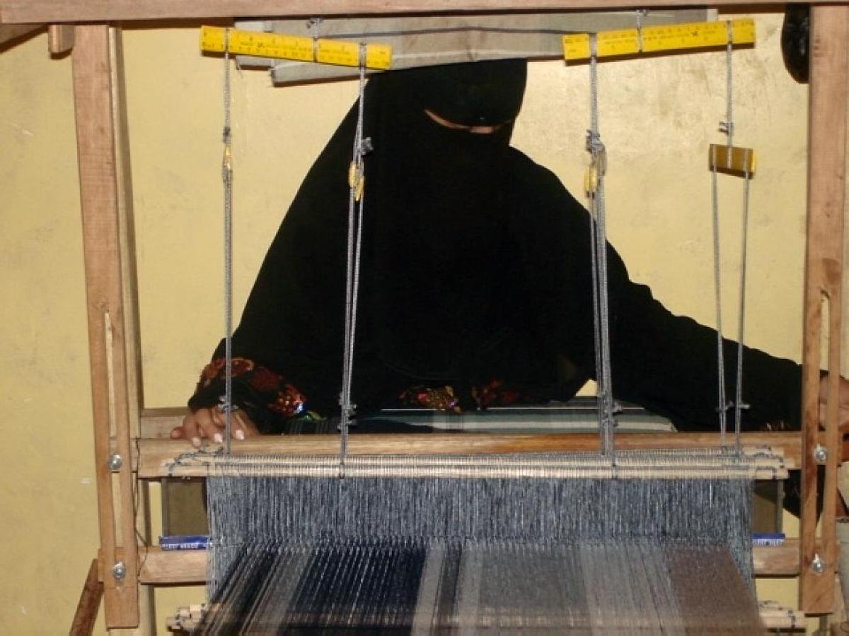 النساء وحياكة المعاوز: تراث ينسج بخيوط الكفاح