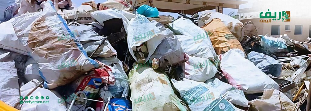 في أحد أزقة قرية صبر بمحافظة لحج جنوبي اليمن، يسير علي ذو العشرة أعوام حاملا على كتفه كيسا بلاستيكيا امتلأ بالقوارير الفارغة التي يقوم ببيعها من أجل تأمين الغذاء، في ظل الأوضاع الاقتصادية التي تمر بها البلاد، وتراجع مصادر الدخل الريفي المعتادة، مثل الزراعة؛ بسبب التغيرات المناخي.