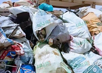 في أحد أزقة قرية صبر بمحافظة لحج جنوبي اليمن، يسير علي ذو العشرة أعوام حاملا على كتفه كيسا بلاستيكيا امتلأ بالقوارير الفارغة التي يقوم ببيعها من أجل تأمين الغذاء، في ظل الأوضاع الاقتصادية التي تمر بها البلاد، وتراجع مصادر الدخل الريفي المعتادة، مثل الزراعة؛ بسبب التغيرات المناخي.