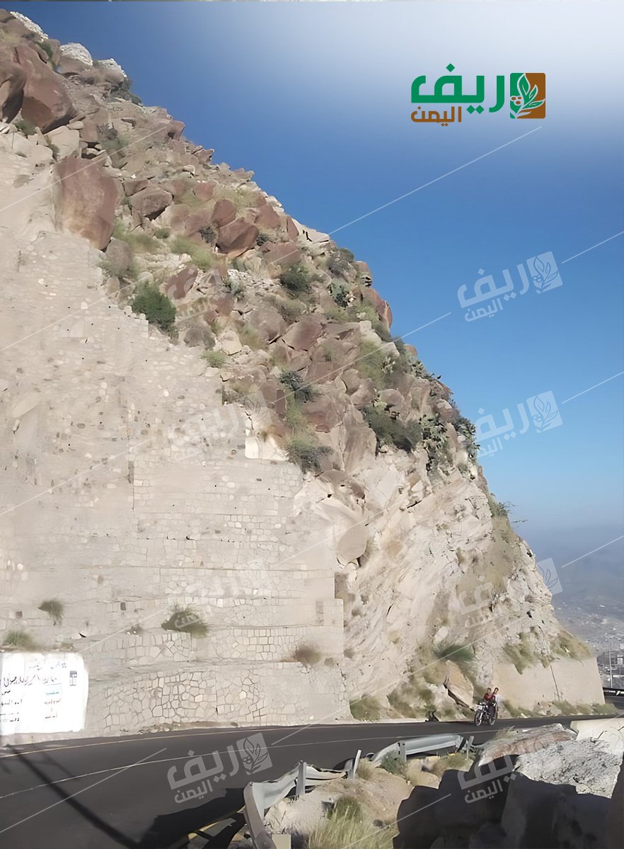طريق جبل صبر.. شريان حياة تحت مقصلة الصخور
