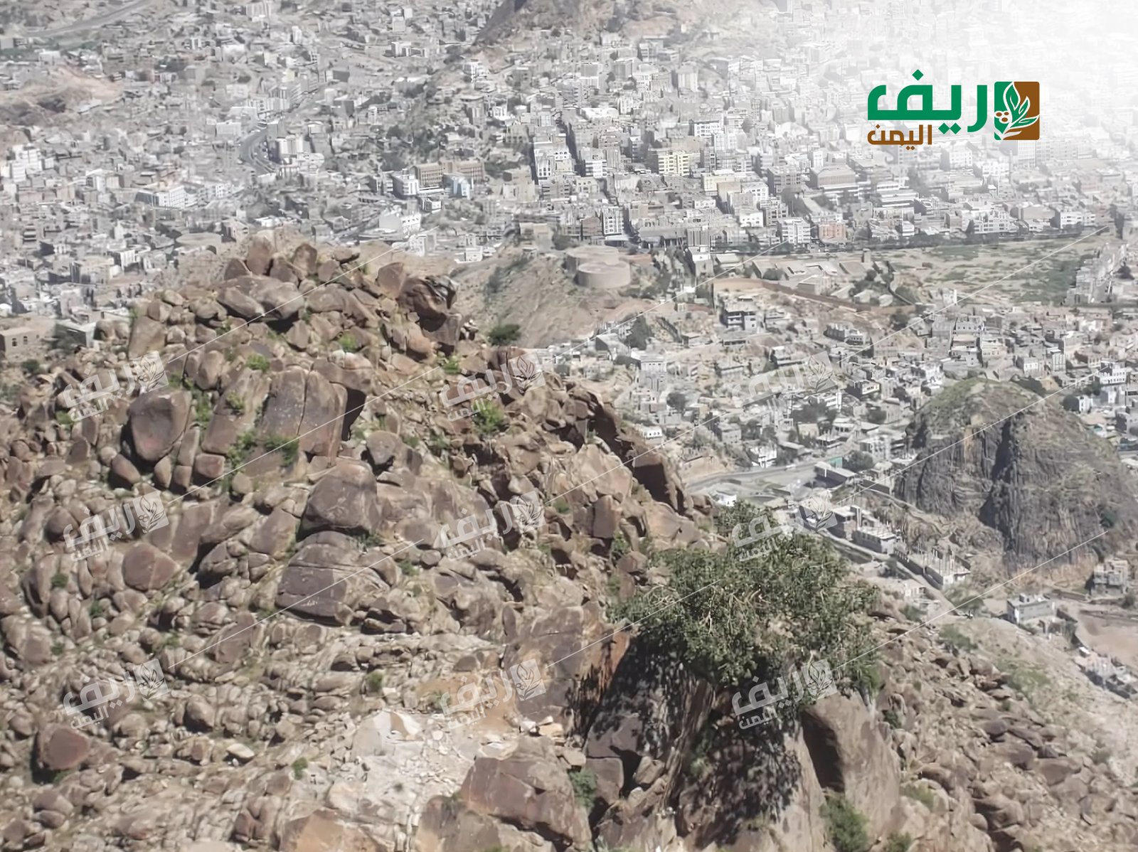طريق جبل صبر.. شريان حياة تحت مقصلة الصخور