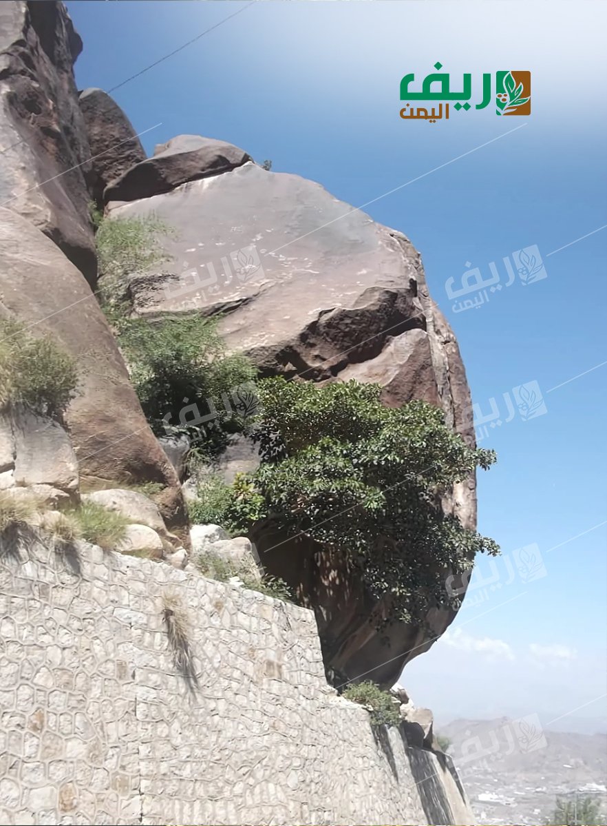 طريق جبل صبر.. شريان حياة تحت مقصلة الصخور