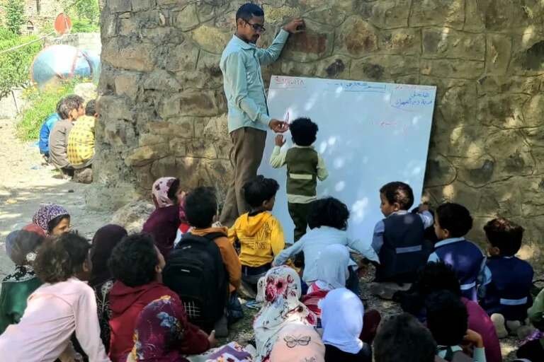 في يومهم العالمي.. معلمو الأرياف معاناة لا تنتهي