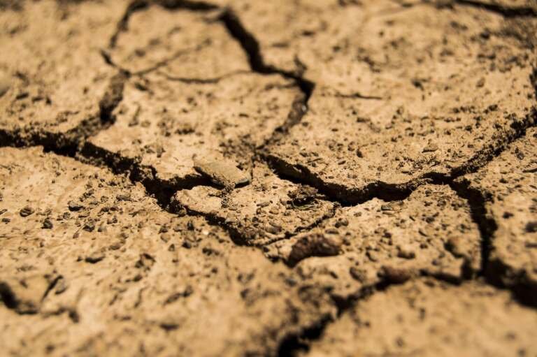 المناخ واستنزاف المياه يفاقمان الحفر الأرضية