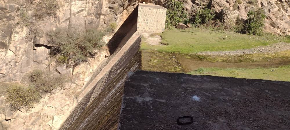 الحواجز المائية المهملة.. مشاريع تنموية تتحول إلى معاناة