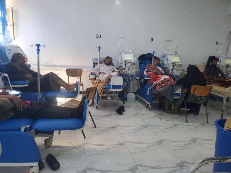 الضالع: مرضى الكلى بين خدمات غائبة وتكاليف مرهقة