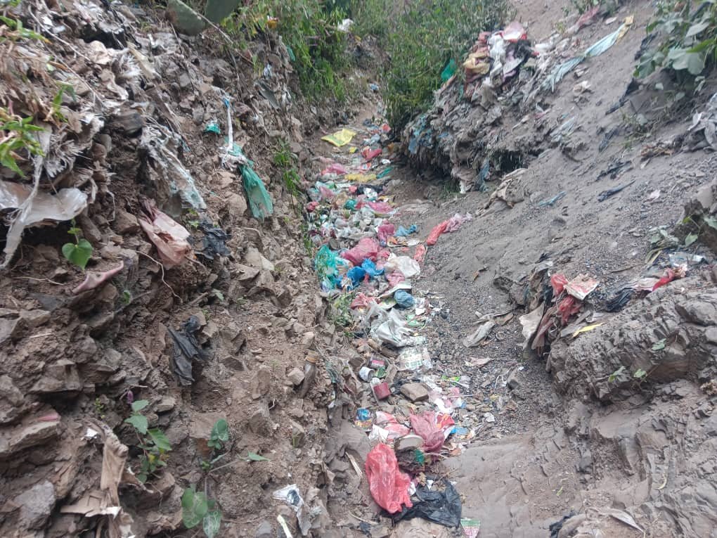 أرياف إب تحت رحمة أزمة نفايات لا تنتهي