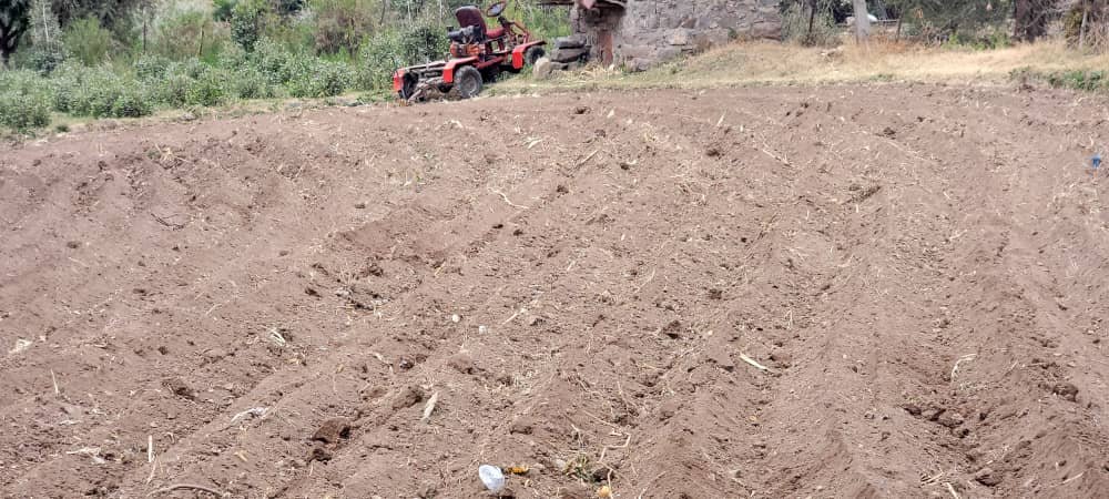 بجهود ذاتية.. شاب يطوّر آلة زراعية لخدمة مزارعي ريف إب