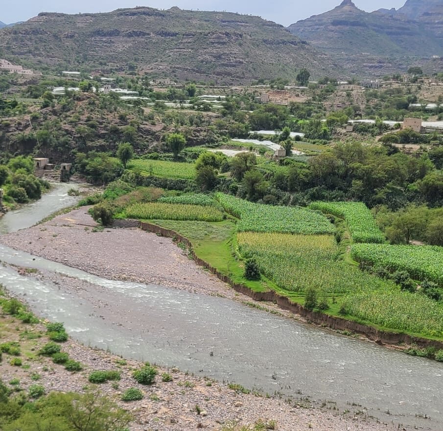 وادي بنا.. شريان حياة يتحول كل موسم إلى فخ موت