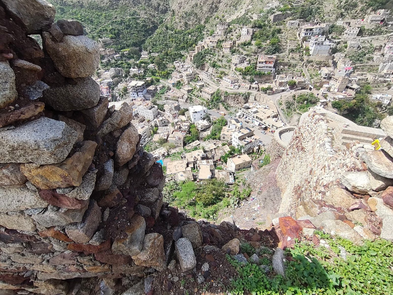 تعز.. سور قلعة القاهرة يهدد عشرات المنازل