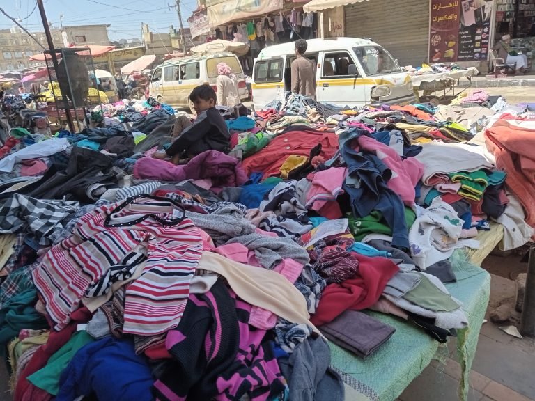 ملابس الأقارب.. تكافل تحت تهديد المخاطر الصحية