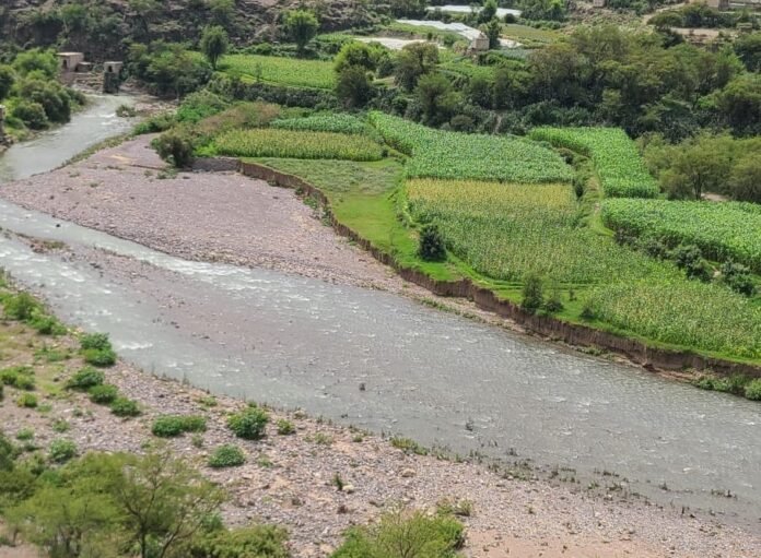 وادي بنا.. شريان حياة يتحول كل موسم إلى فخ موت