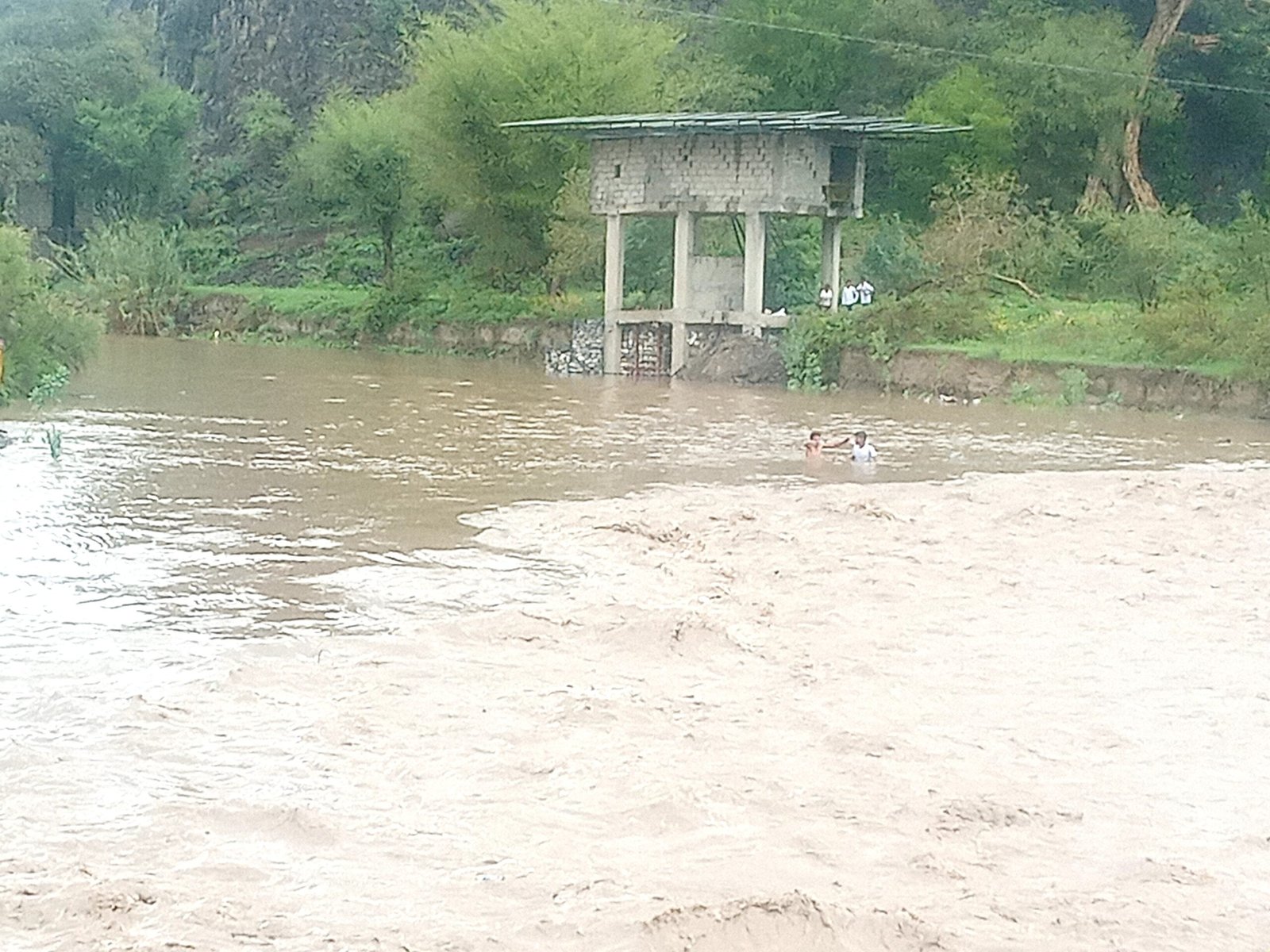 وادي بنا.. شريان حياة يتحول كل موسم إلى فخ موت