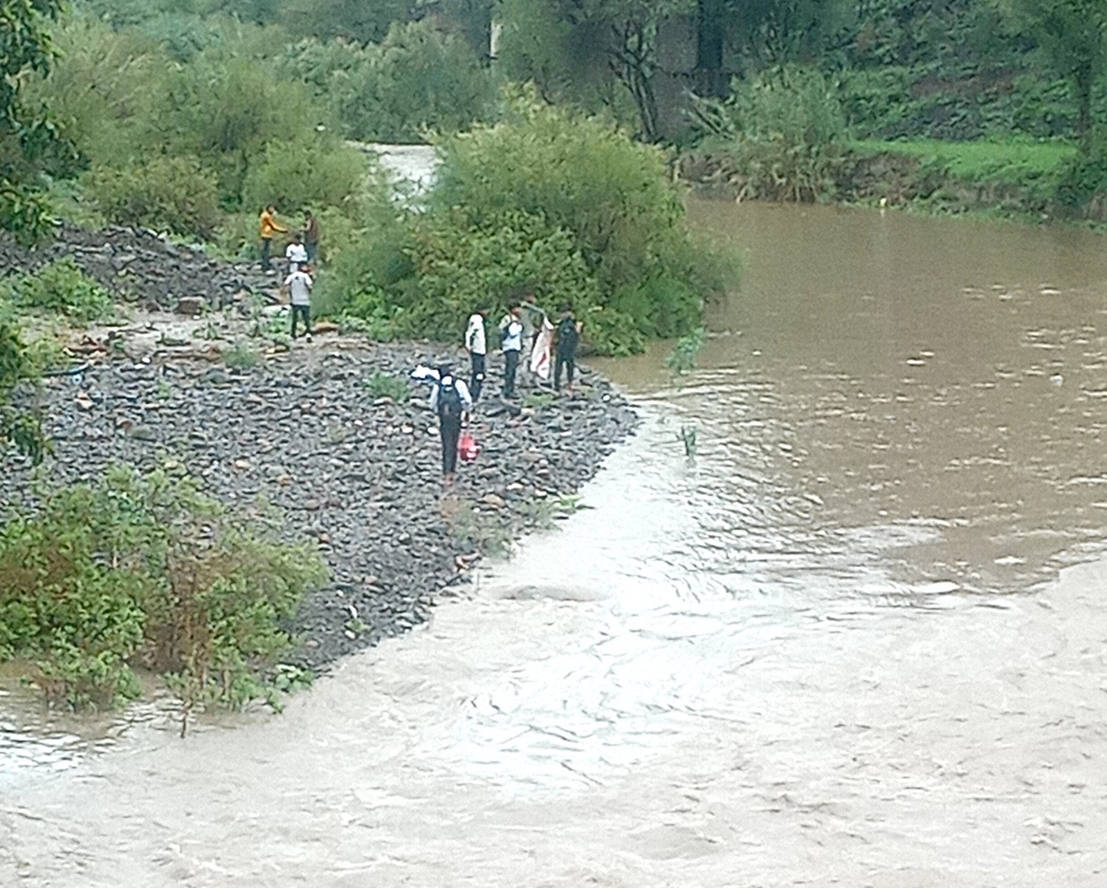 وادي بنا.. شريان حياة يتحول كل موسم إلى فخ موت