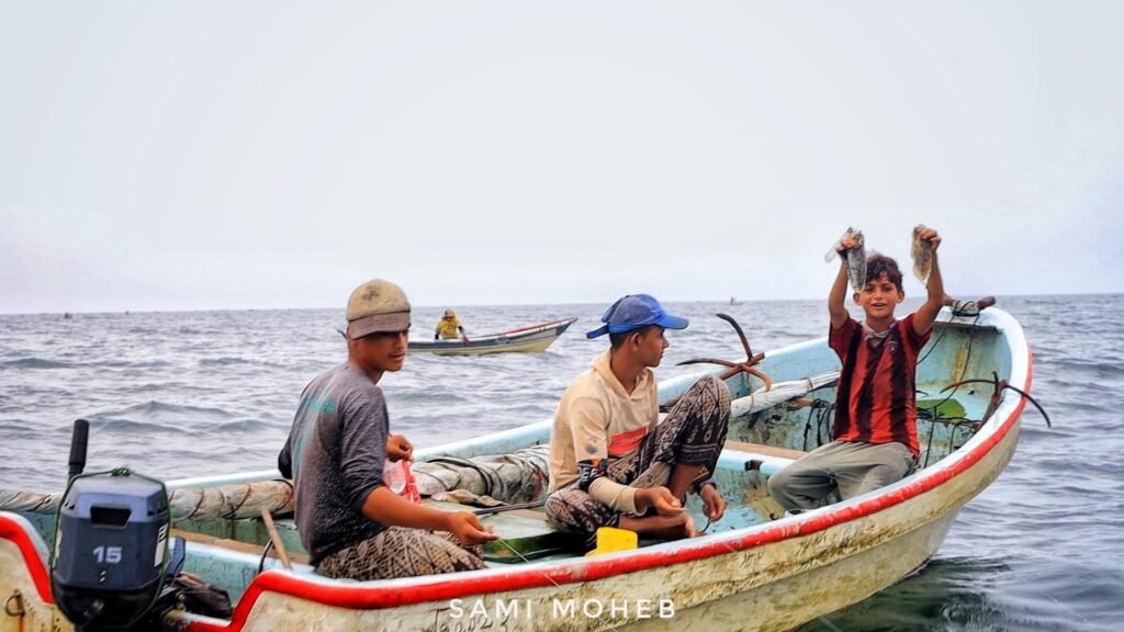 الحديدة.. فقدان 15 صياداً في الخوخة ومسؤول يكشف: 55 بحاراً مفقوداً منذ 2023
